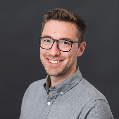 طالب يعمل في مختبر بيولوجي