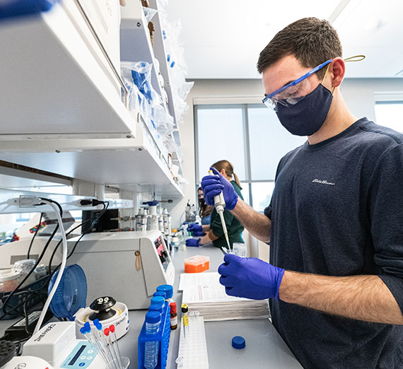 طالب يعمل في مختبر بيولوجي